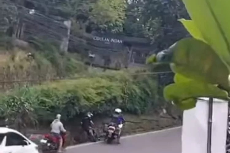 Oknum Patwal Terekam Pepet Motor di Puncak, Mobil yang Dikawal Jadi Sasaran Amuk Massa